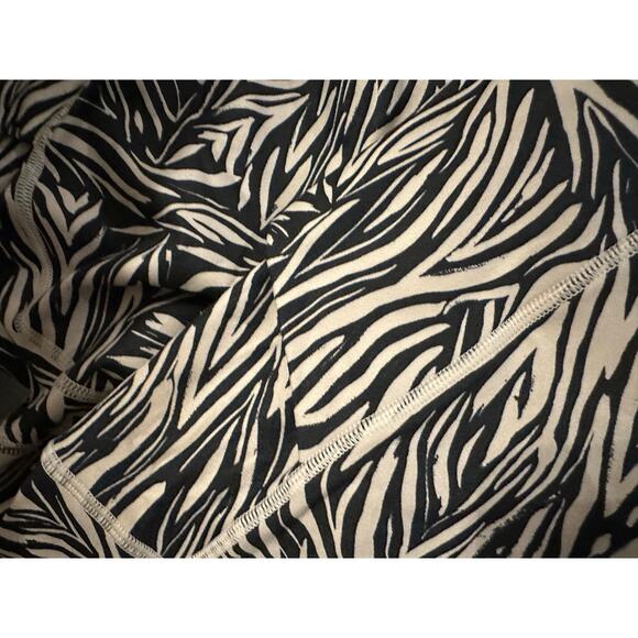 Kinesis Women's Black Cream Animal Print Active Stretch Leggings Size 2X NWT - Picture 3 of 6